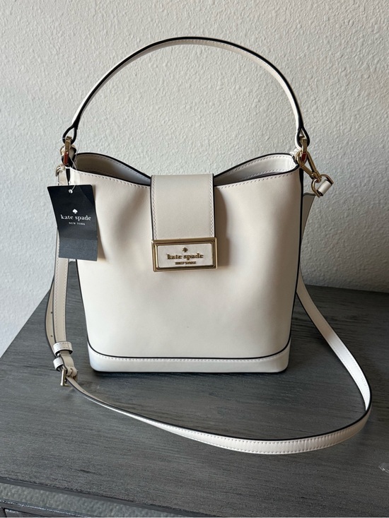 Kate Spade New York Handbags - NWT Kate Spade “Reegan” KA753 smooth leather bucket bucket bag in meringue
